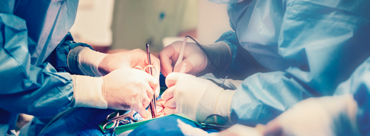 Médicos realizando una cirugía cardiovascular a corazón abierto