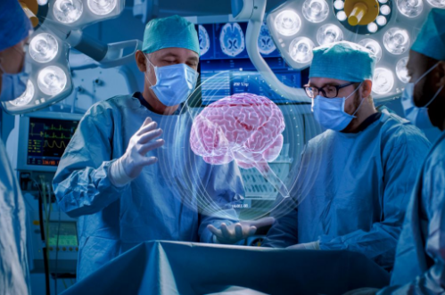 Médicos en cirugía donde se ve una imágen del cerebro