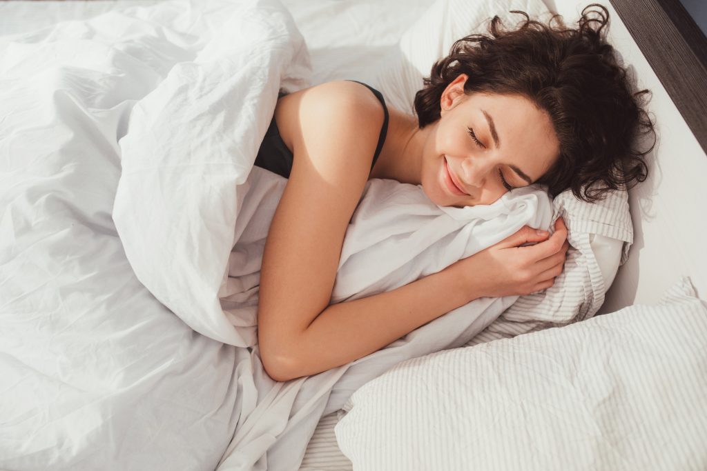 Persona en su cama manteniendo la salud del sueño