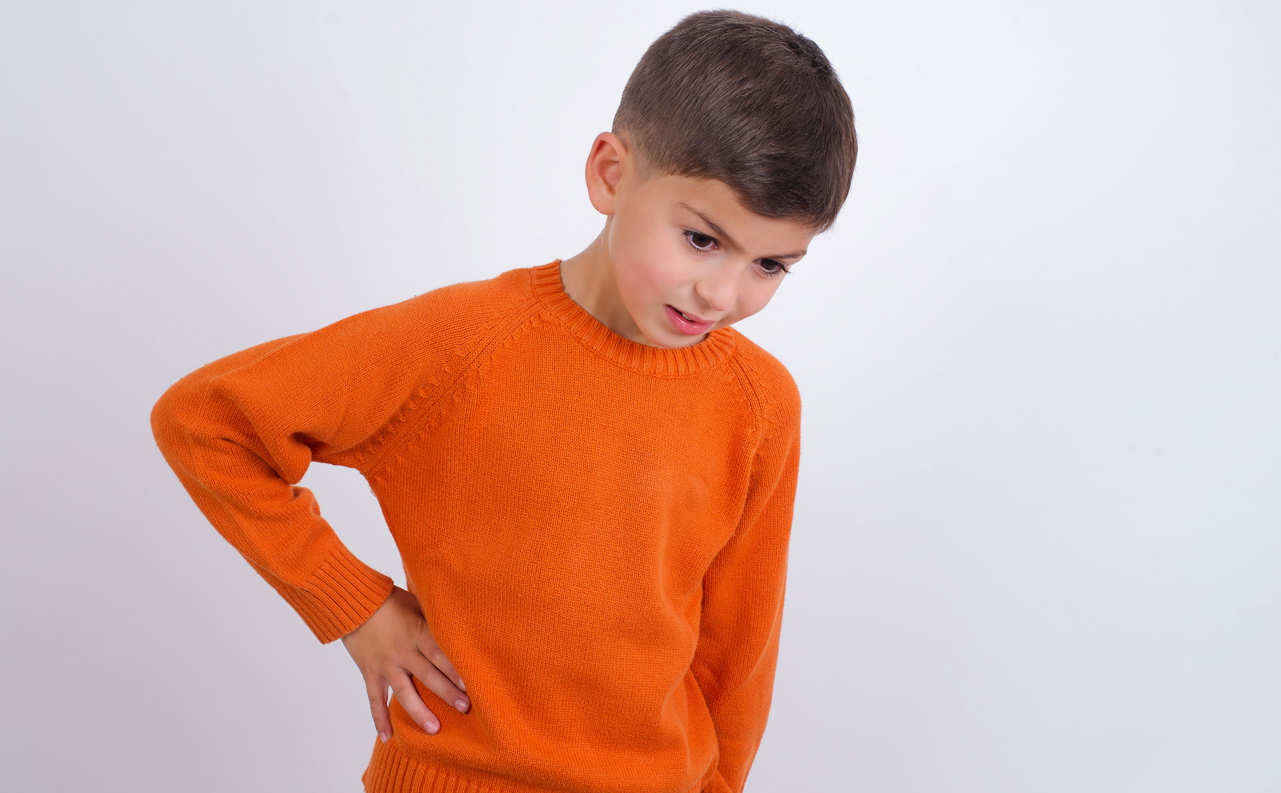 Una correcta postura evitará el dolor de espalda infantil