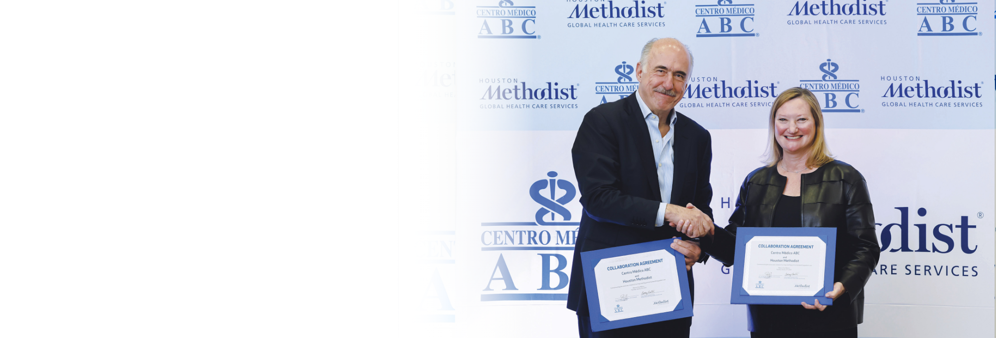 Hombre dando la mano a mujer sosteniendo diploma de colaboración con fondo del Centro Médico ABC y el Houton Methodist