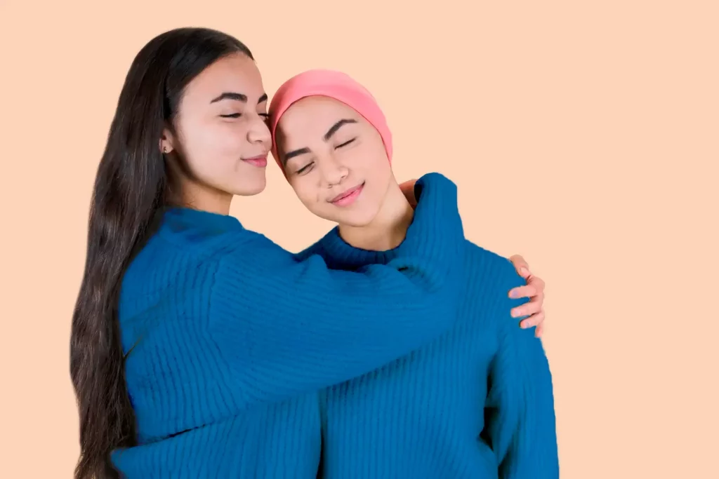 Una chica abraza a su hermana quien presenta leucemia