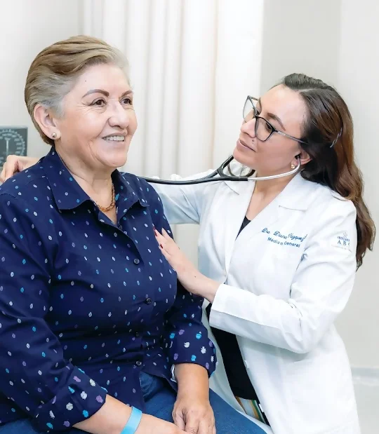 Una mujer mayor está en asesoría de nutrición mientras la doctora toma sus signos vitales.
