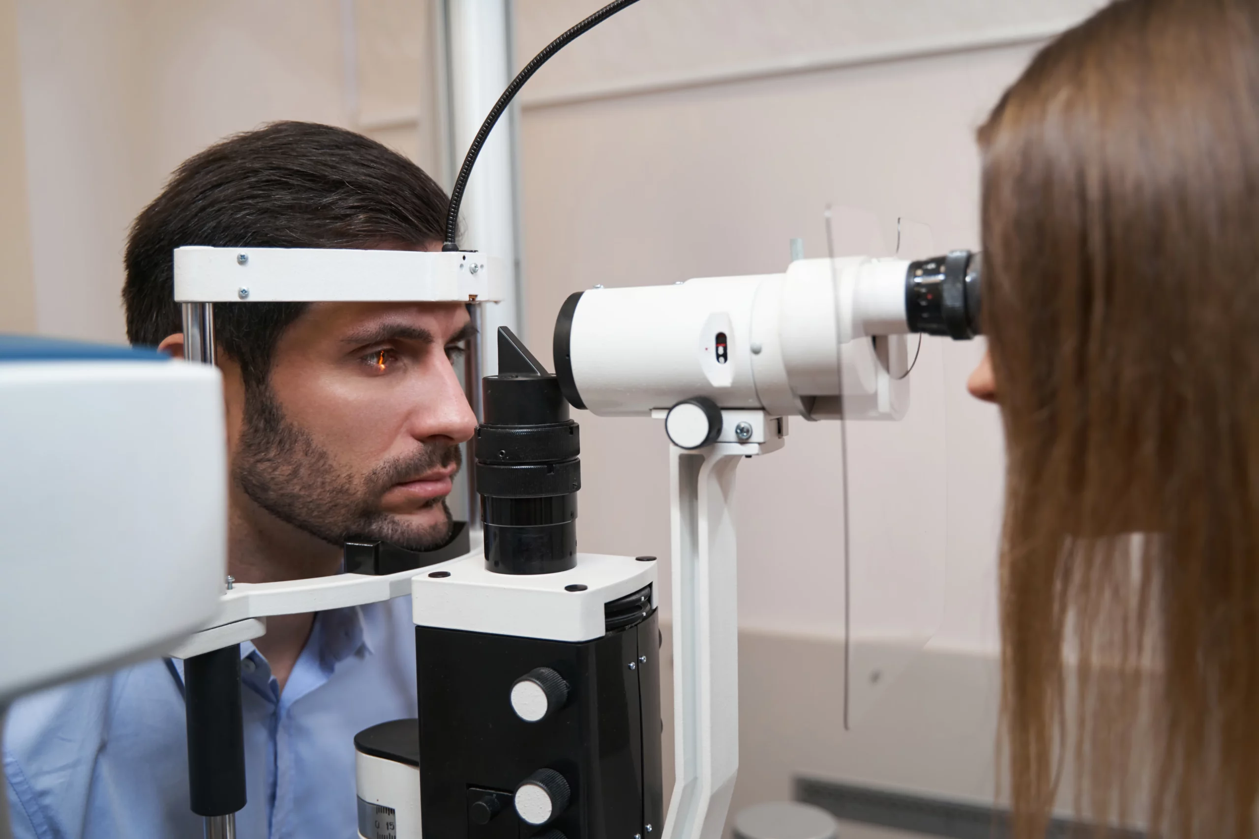 Hombre realizándose estudios para detectar si tiene edema macular en los ojos.