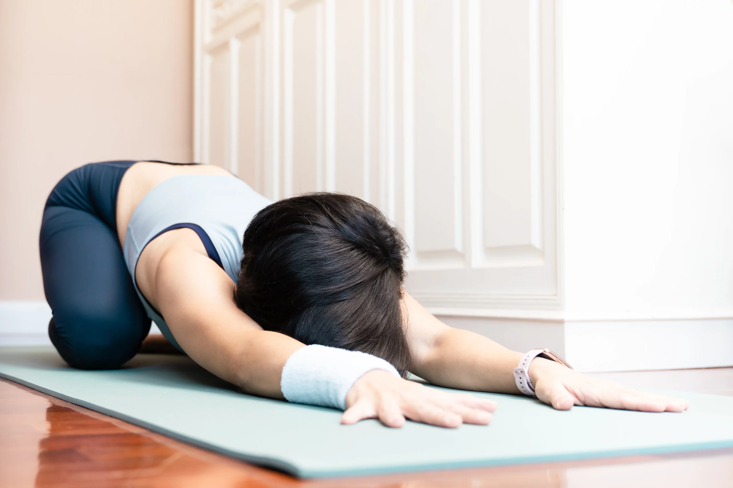 Mujer practicando ejercicios para espalda de yoga