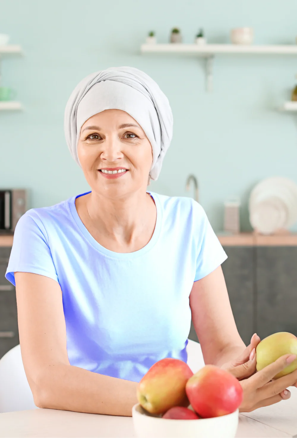 Una mujer mayor, enfrentando el cáncer, se cuida con una dieta especial. Un nutriólogo oncólogo la asesora con atención y experiencia.