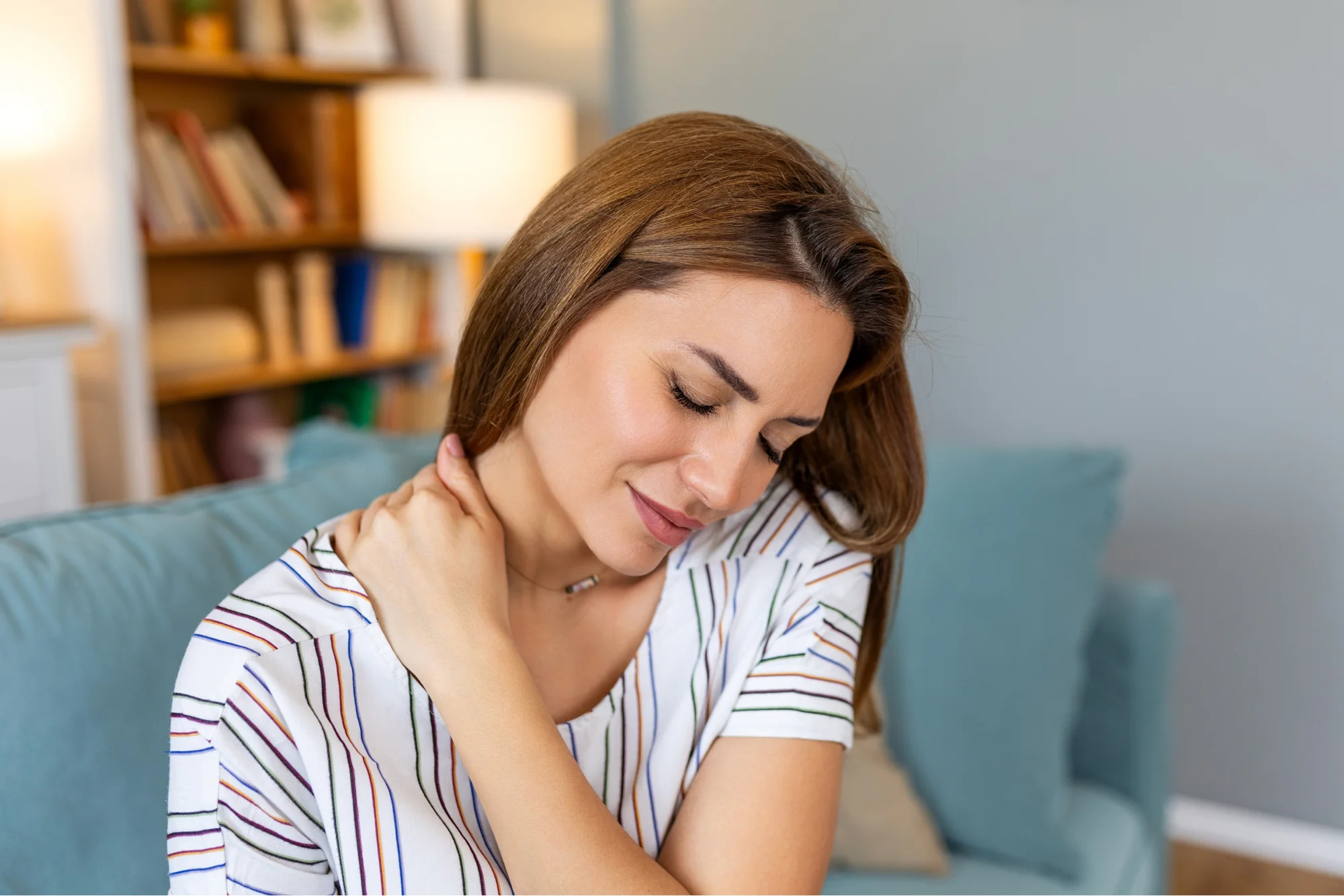 Mujer con dolor de hombro por estrés