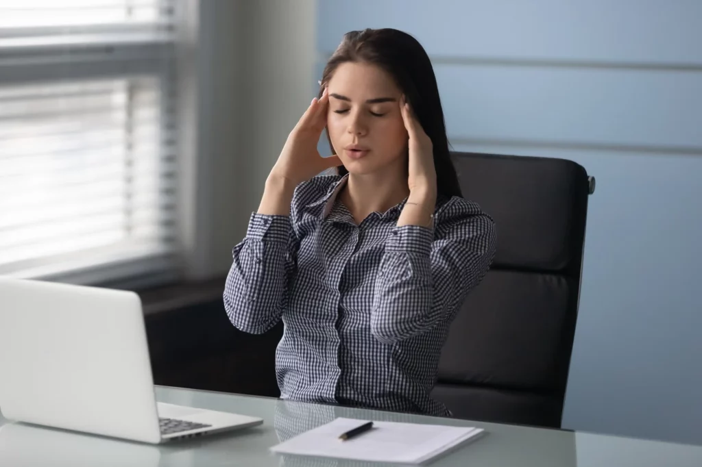 Mujer trata de contener un ataque de ansiedad