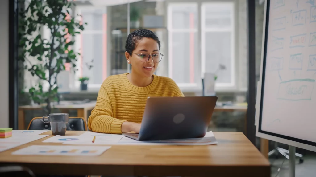 Mujer estresada trabajando