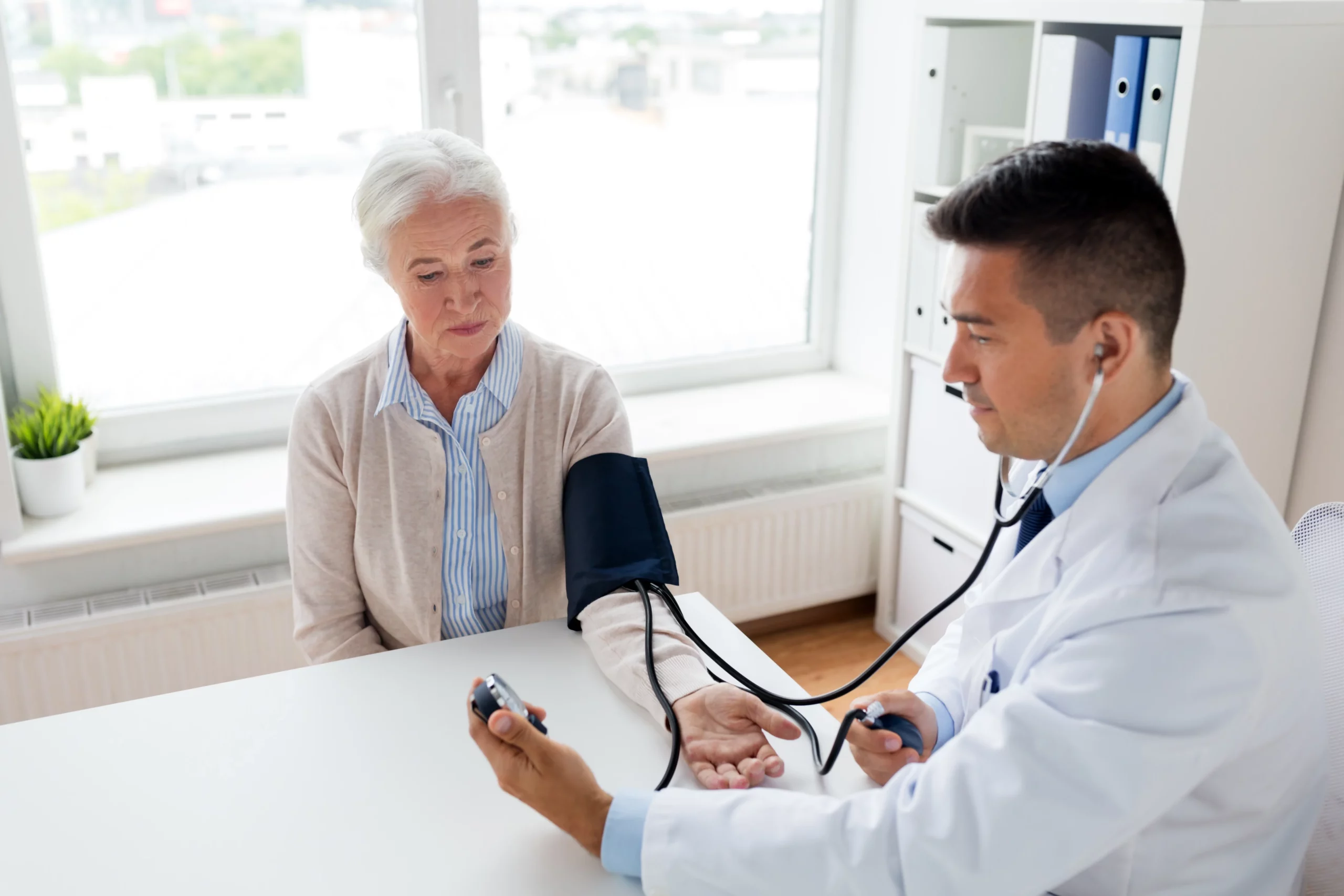 Mujer en consultorio médico conociendo cómo subir la presión arterial baja.