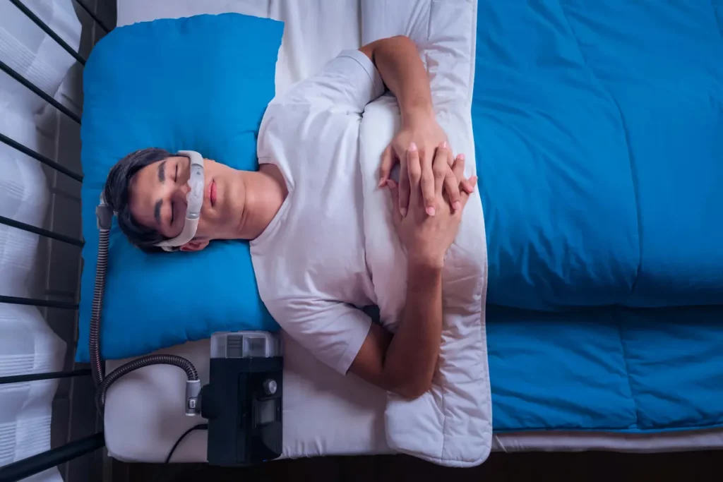 Hombre dormido recibiendo para la apnea del sueño tratamiento de CPAP.
