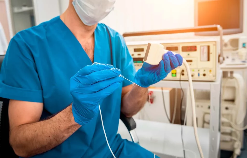 Médico preparando el equipo para un procedimiento de cardiología intervencionista. 