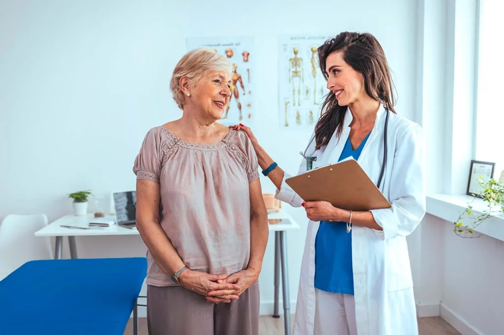 Mujer sonriendo tras finalizar su consulta con la doctora geriatra