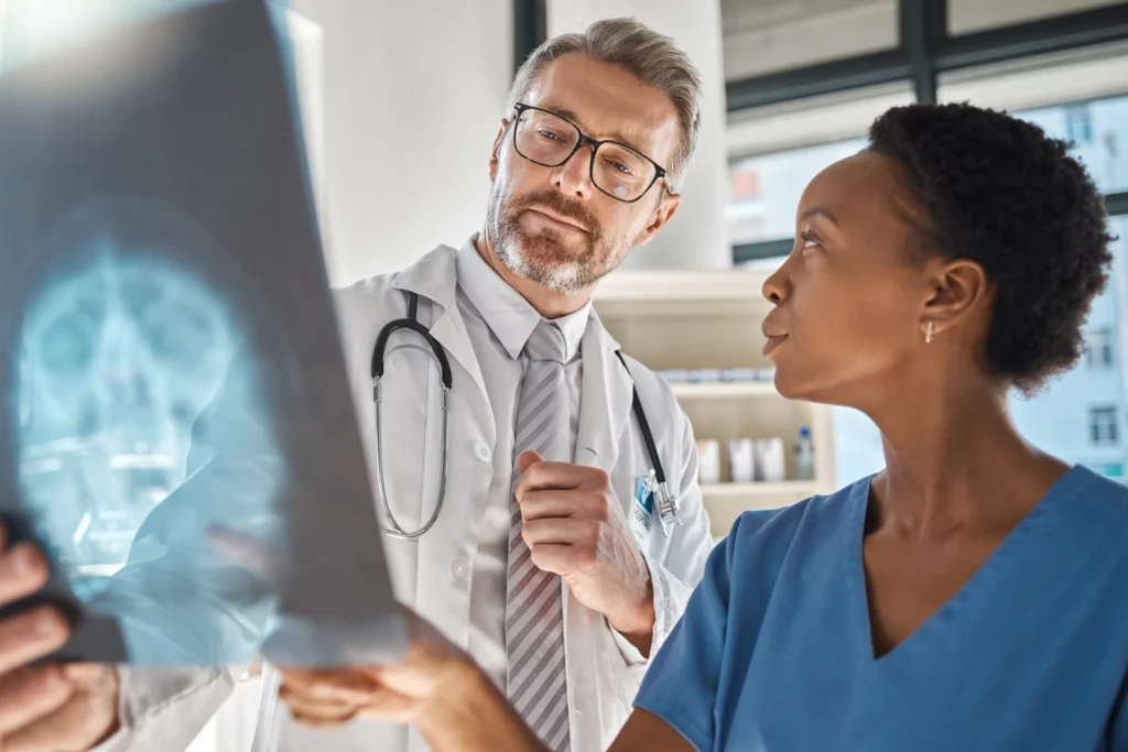 Médico en el área de neurología revisando una radiografía de cabeza.