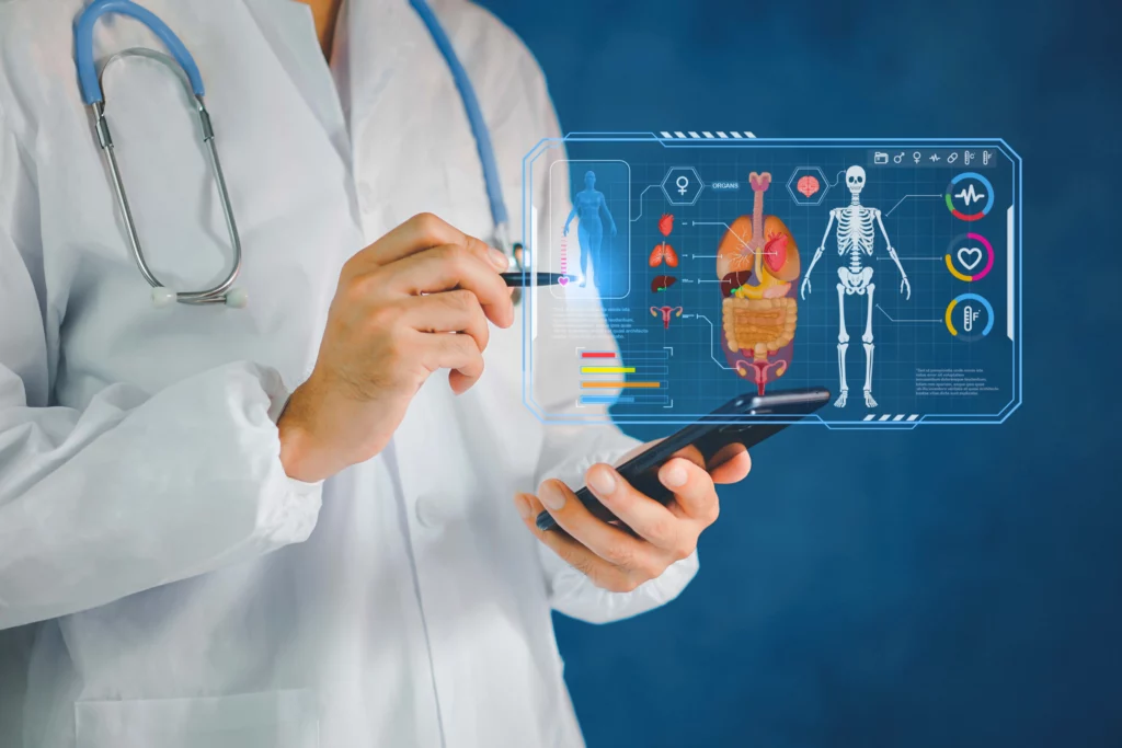 Especialista en medicina interna con unas gráficas sobre los órganos de una persona.