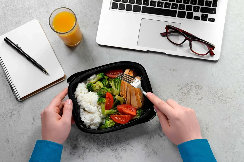 Empleado comiendo saludable en el trabajo