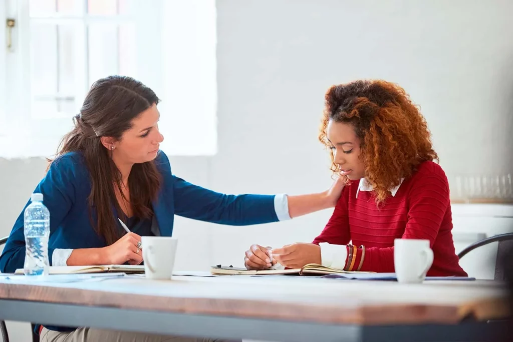 Mujeres en reunión platicando teniendo empatía