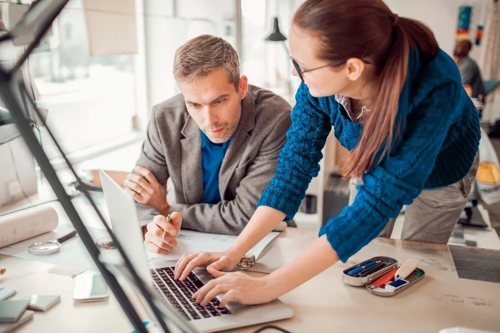 Hombre y mujer intercambiando ideas en el trabajo 