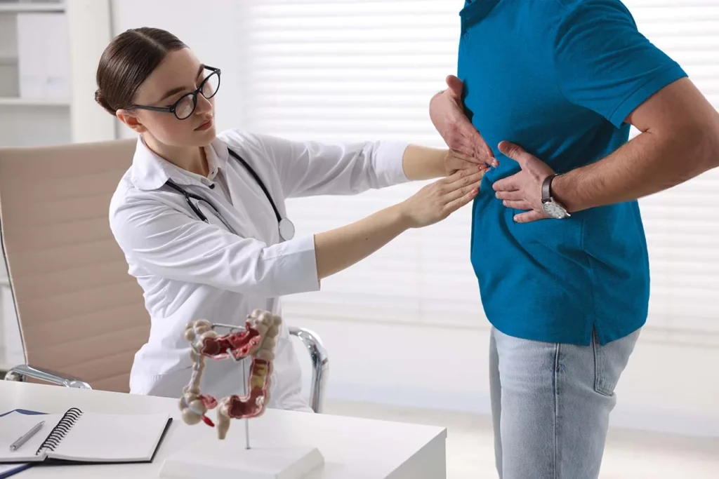 Paciente presentando síntomas de cáncer de estómago y siendo revisado por su doctora.