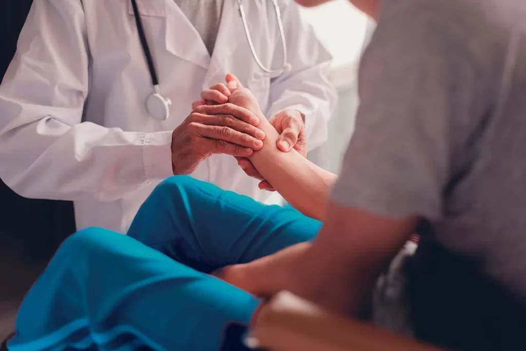 Médico comprobando los síntomas de un paciente para identificar que es ataxia.